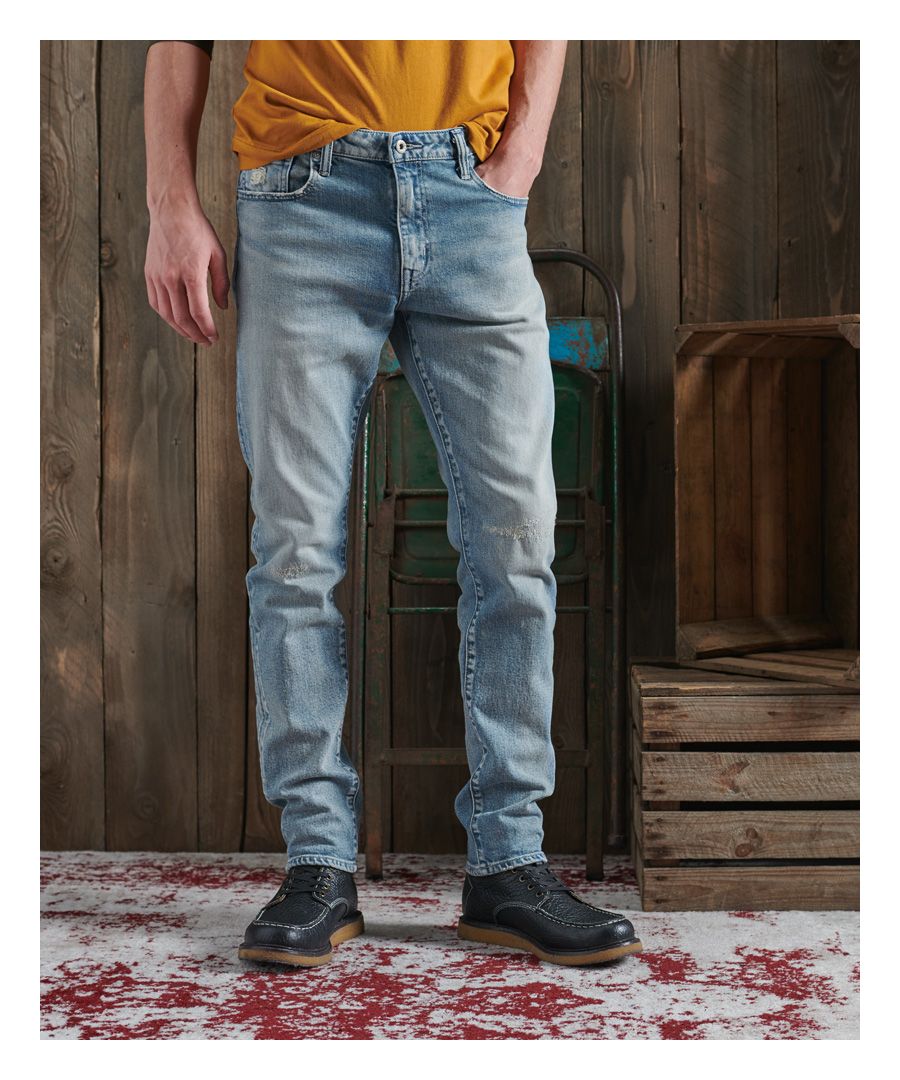 Een jeans is onmisbaar in elke garderobe, dus is het belangrijk dat je een duurzame broek hebt van de beste kwaliteit. De Limited Edition slimfit Dry Japanese-broek is vakkundig gemaakt met een combinatie van nieuwe en oude wastechnieken.Limited EditionKnoopsluitingRiemlussenOntwerp met 5 zakkenLogolabelSlimfit. Deze slimfit jeans heeft genoeg bewegingsruimte en is gemaakt voor een strak silhouet dat nauw aansluit op het lichaam en toch gemakkelijk te dragen is.