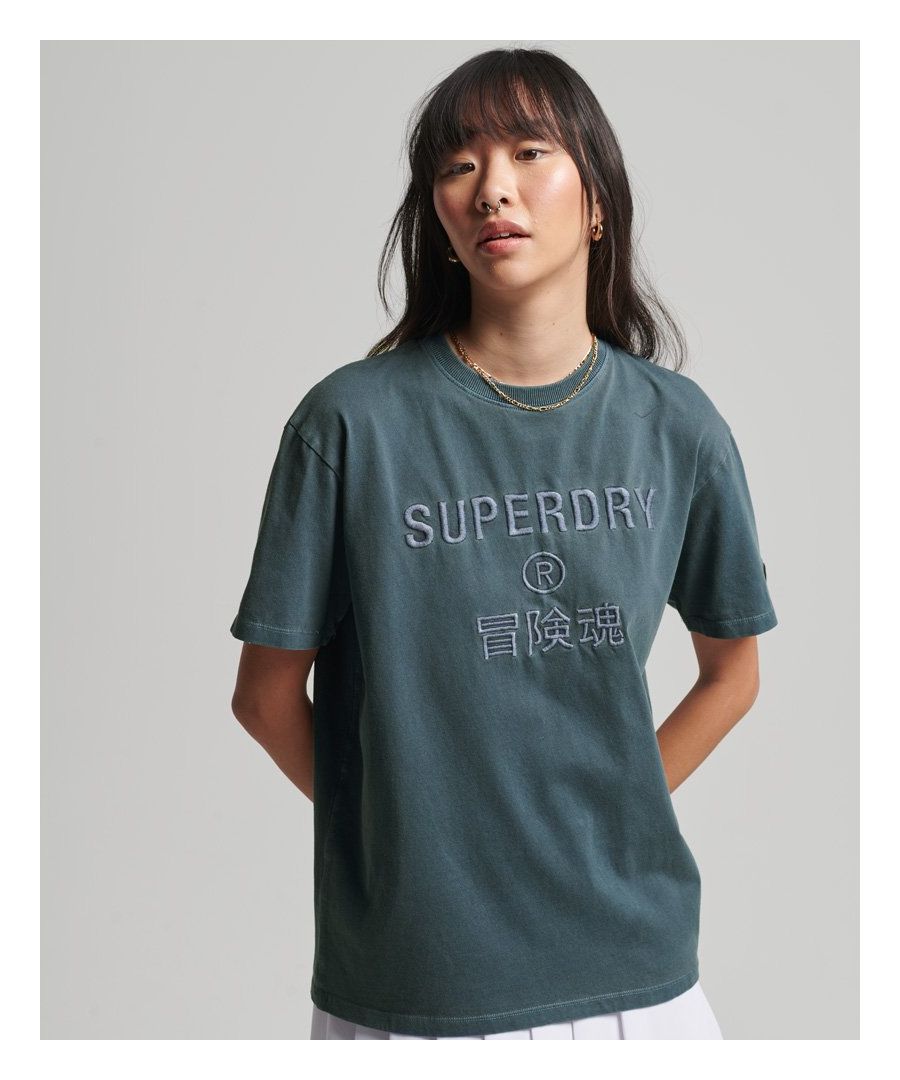 Iedereen mag weten dat je deel uitmaakt van de Superdry-familie. Pronk in dit T-shirt met je sportieve gevoel voor stijl. Het is een geweldige optie om een outfit af te maken en hij staat ook fantastisch met jeans en sneakers.Oversized pasvorm – extra ruim en superontspannen, laat je stijl de vrije loopGeribde kraag met ronde halsKorte mouwenGeborduurd Code-logoGeborduurd Superdry-logo