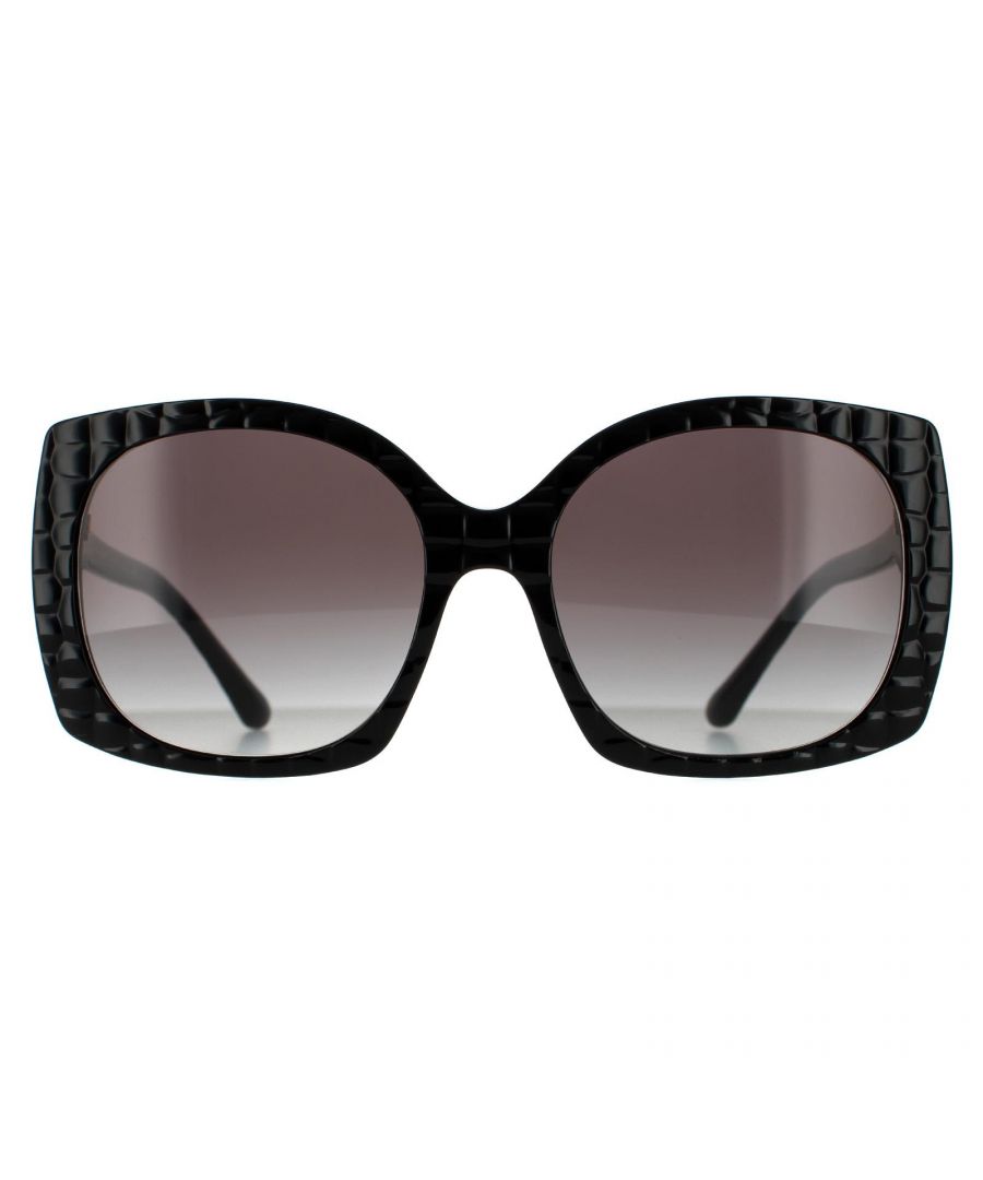Dolce & Gabbana zonnebrillen DG4385 32888G Zwarte textuur Cocco Black Gray Gradient zijn een prachtig vierkant ontwerp met subtiele opgestelde hoeken die een lichte kattenoogafwerking creëert. De tempels hebben het DG -logo.