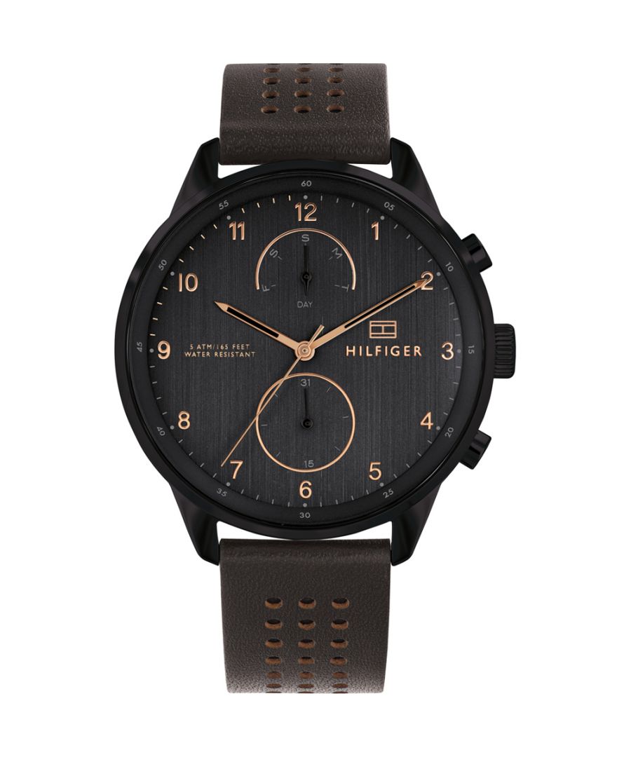 Stijlvol heren horloge van het merk Tommy Hilfiger. Het horloge heeft een stalen polsbandje dat ook kleiner gemaakt kan worden, de kast heeft een diameter van 44 mm en het uurwerk is van Quartz.  Merk: Tommy HilfigerModelnaam: 1791577 (44mm)Categorie: heren horlogeMaterialen: edelstaal, leerKleur: zwart, bruin