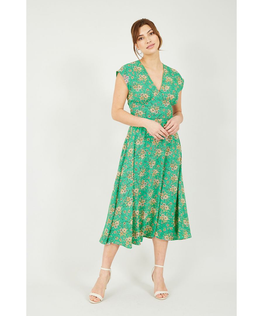 In deze midi-jurk met bloemenprint van Yumi maak je iedereen groen van jaloezie. Deze jurk is van lichtgewicht stof en ontworpen met een nauwsluitend lijfje en de rok met A-lijn model valt boven de enkels. Het mooie bloemenontwerp heeft oranje bloemen, die perfect contrasteren met de groene kleur. Een delicate gouden ketting is het perfecte accessoire in combinatie met de V-halslijn. Voeg een paar goudkleurige sandalen toe om de look af te maken.