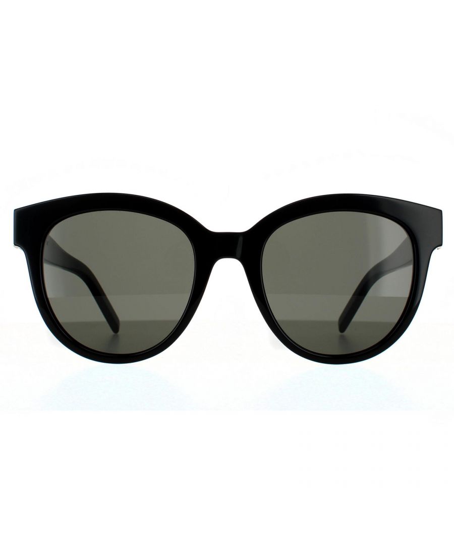 Saint Laurent zonnebrillen SL M29 003 Zwart grijs zijn een gemakkelijk te dragen hedendaagse ronde stijl met een dikke acetaatframe en metalen YSL -logo op de tempels.