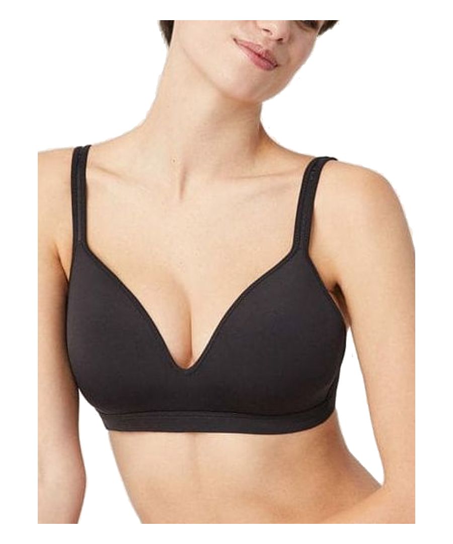 The Ysabel Mora Moulded Triangle bralette is lightly padded cups provide you with additional comfort, for all day every day comfort. The super soft straps are both adjustable and the bralette also features hook and eye fastening for the perfect fit.