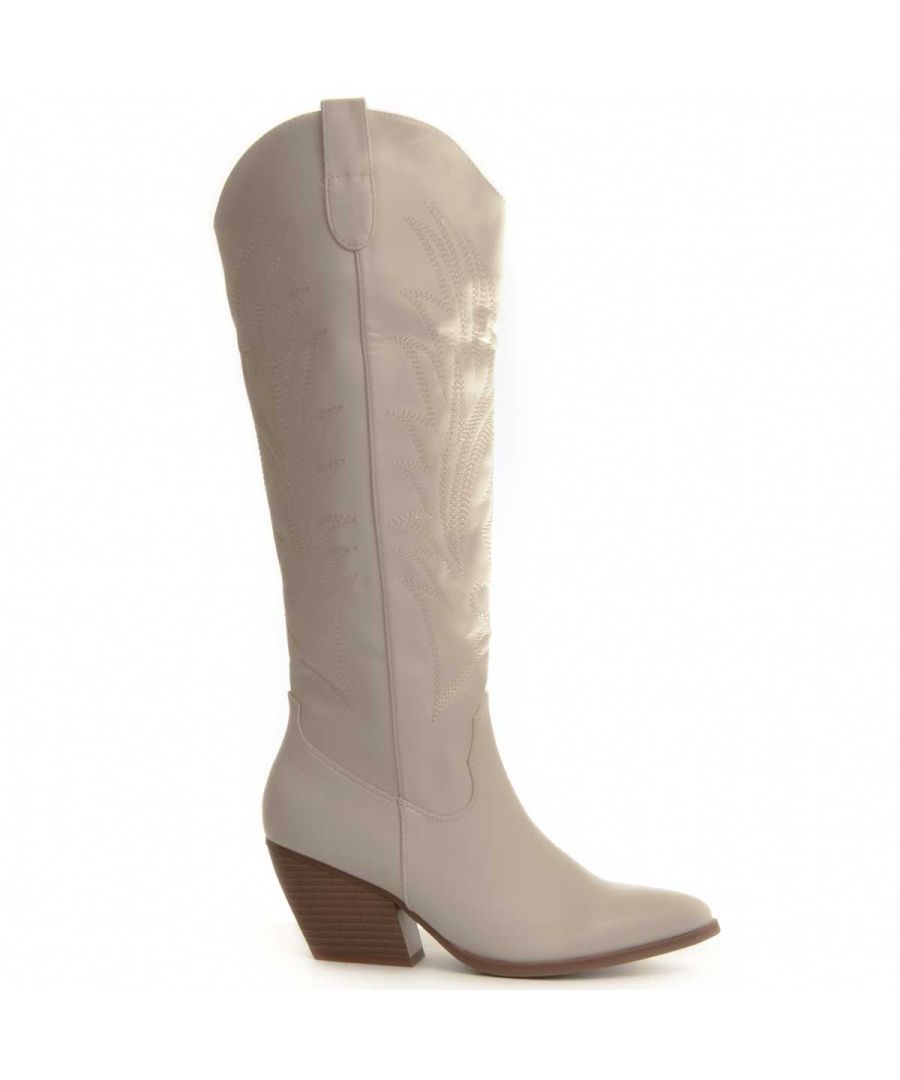 The tall Texas boots are more fashionable than ever and certainly are a success for your looks. Use them with jeans, shorts or skirts. A thousand possibilities for some boots that never go out of fashion. The material is easy to clean with damp cloth. Embroidered and with the perfect heel for day-to-day comfort.