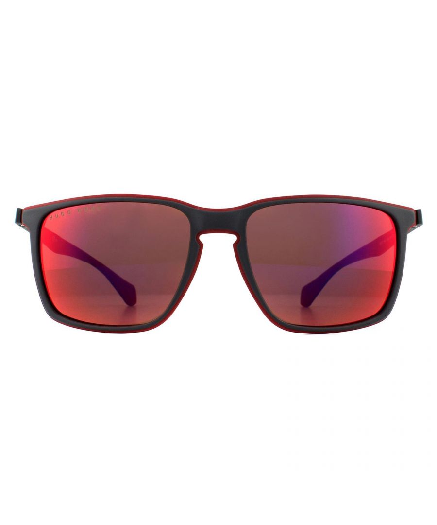 Hugo Boss Sunglasses 1114/S 34N BJ Gray Red Red Mirror zijn een klassieke en veelzijdige rechthoekige stijl die volledig is gemaakt van lichtgewicht plastic. De buitenrand van het frame is gekleurd om bij de Hugo Boss -belettering op de tempels en de binnenkant van de tempeltips te passen.