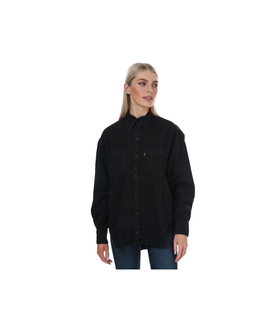Womens Levis Remi Utility Shirt in black. – Pointed collar. – Full button fastening. – Long sleeves with buttoned cuffs. – Patch front pockets. – Levi’s logo tab. – Relaxed fit. – 100% Cotton. Machine washable. – Ref: A08420001