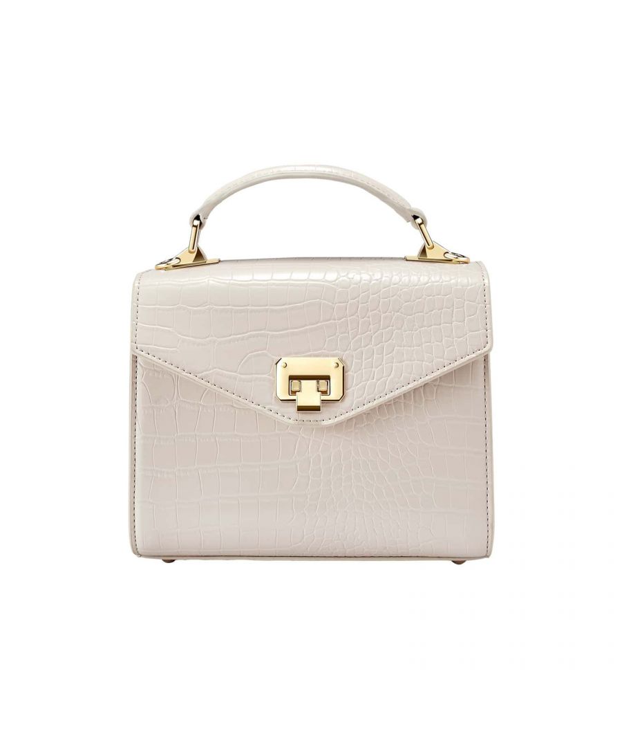 Elegant, classic and stylish - these are the characteristics of the Duchess handbag in beige by Victoria Hyde London. The golden details harmonise wonderfully with the beige of the bag. The textured PU leather does not contain any animal components, but is not inferior to real leather in terms of appearance or quality. The handbag can be carried by hand, over the shoulder or as a crossbody bag thanks to the adjustable and detachable strap. A beautiful, regal handbag that adds elegance to any everyday or evening look. Dimensions: 15cm x 11.5cm x 6cm, Length of the carrying strap: 50.5cm-100cm (adjustable)