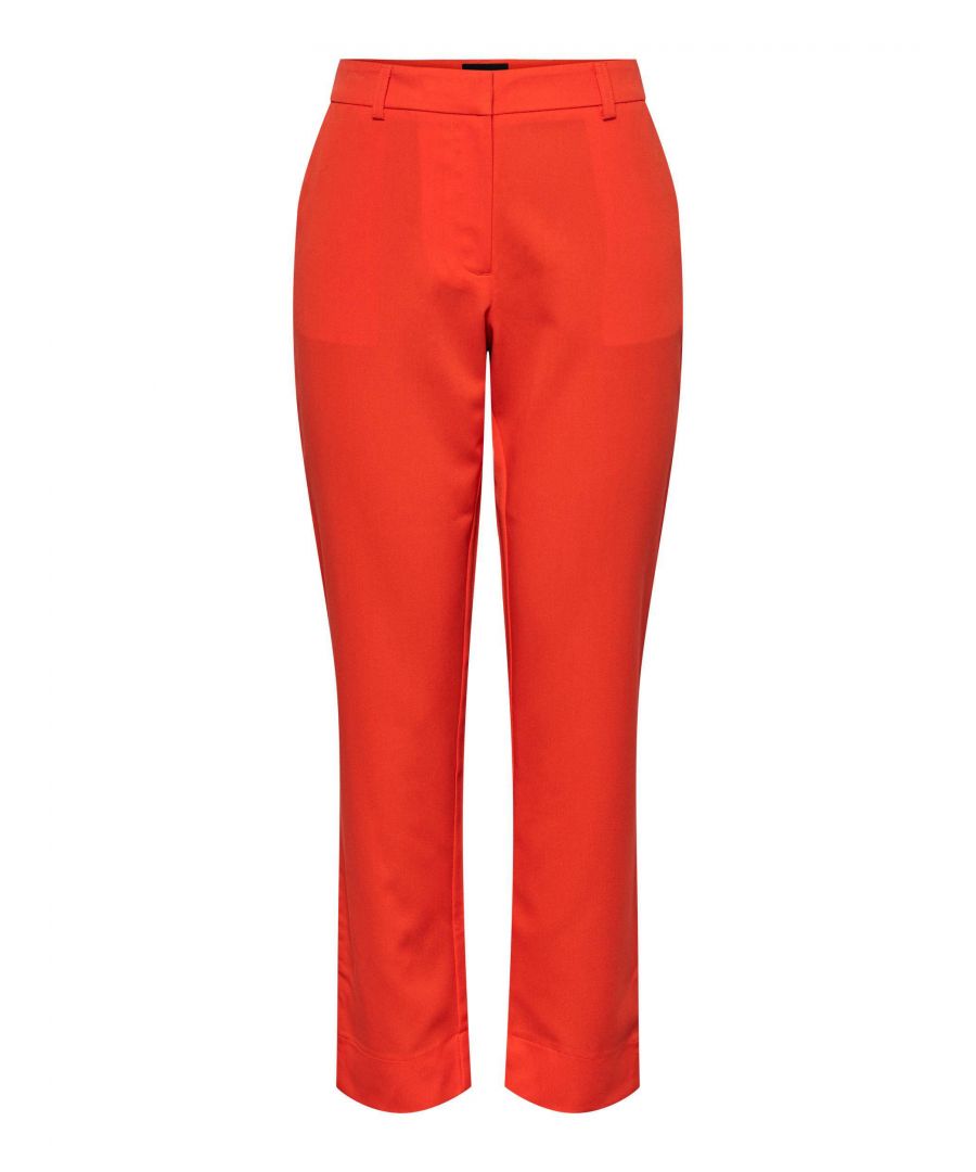 GBDeze straight fit pantalon voor dames van PIECES is gemaakt van een polyestermix. Dit model heeft een rits- en haaksluiting.details van deze pantalon:stijlnaam: PCAMALIE2 steekzakken2 achterzakken