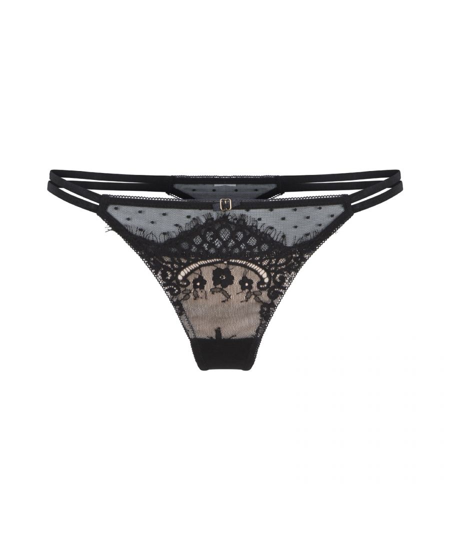 Nieuw bij LingaDore, adembenemende en onweerstaanbare sexy lingerie!Verleidelijk, sensueel en elegant zijn de woorden die deze nieuwe lingerie het beste omschrijven.Deze zwarte string is gemaakt van kant en is semi transparant. Aan de voorzijde heeft de slip sexy cut-outs. De strappy details met gouden ringetjes maken de look helemaal af. Het kruisje van de string is gevoerd.