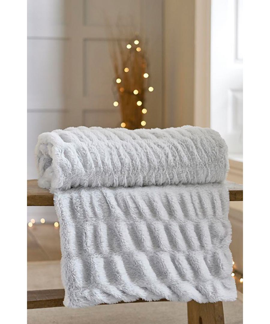 Snuggle up with these New Hampshire Supersoft Textured Faux Fur Quilted Throw and get cosy and warm when needed. So soft to the touch and quilted for that extra luxury. Good for those chilly days outdoors or for something decorative indoors to snuggle up with. A huge hit with all the family, even the family pet!