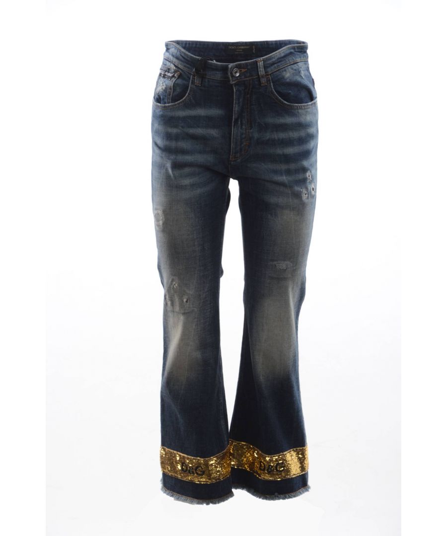 DOLCE & GABBANA Prachtige gloednieuw met tags, 100% Authentic Dolce &; Gabbana cropped jeans met logo sequined op de onderkant van de jeans, gemaakt van katoen stretch functies mid waist en ritssluiting. Model: Cropped Denim Fit: Regular Materiaal: 98% Katoen 2% Elastaan Kleur: Blauw Ritssluiting Logo details Made in Italy