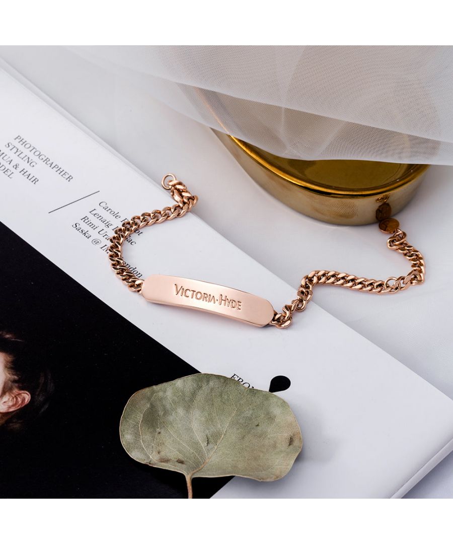 This beautiful rose gold bracelet from Victoria Hyde London is a true must-have for all jewelery lovers. The filigree engraving on the playful emblem is a special highlight and makes this rose gold bracelet a unique accessory. A minimalist yet exciting piece of jewelry for your wrist.