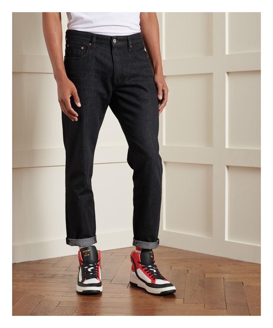 Niets is meer vintage dan een klassieke jeans met taps toelopende pijpen. Elk paar is uniek, omdat de jeans gemaakt worden met technologie die een authentieke look creëert.Rits- en knoopsluitingOntwerp met vijf zakkenRiemlussenTaps toelopende pasvormKenmerkend logolabelTaps toelopende pasvorm. Taps toelopend denim met ruimte op de dij, geleidelijk toelopend tot een slanke enkelopening, geeft een eigentijdse en meer op maat gemaakte look.