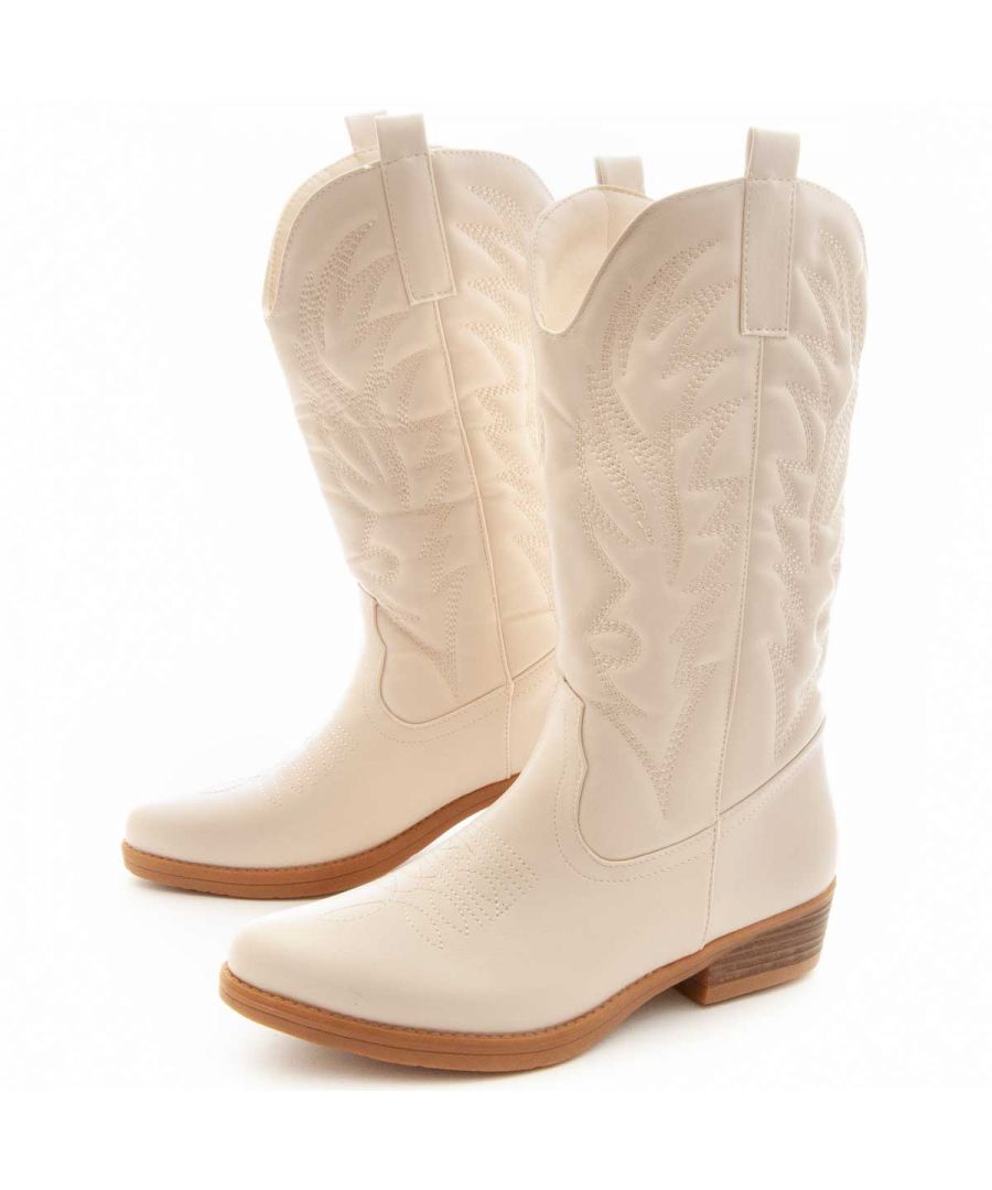 Cowboy Boot Comfortable Trend for Women. Perfect last that adapts to the shape of your foot. Resistant and lasting non -slip rubber sole to avoid slippers. Doublely reinforced for greater durability. Padded plant that adapts to the foot and also reduces the impact of the tread.