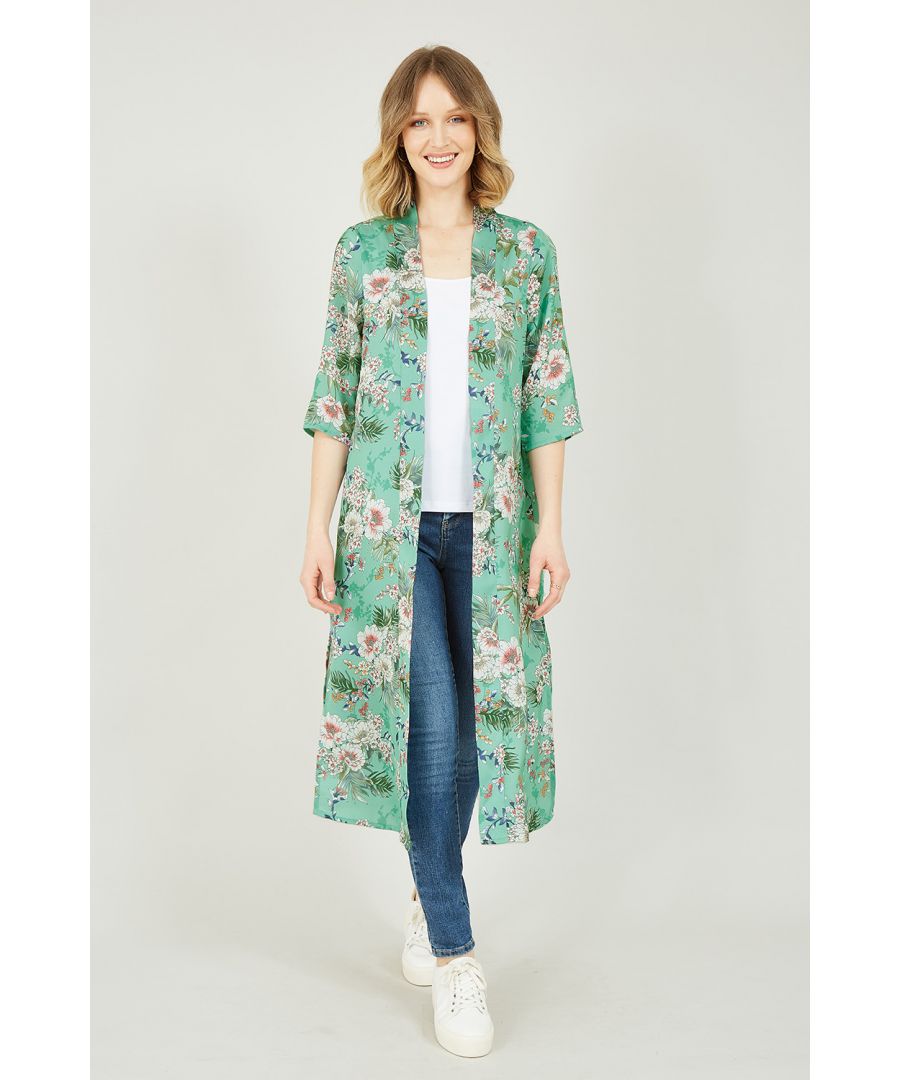 Deze blikvanger zal gegarandeerd de aandacht trekken. Onze saliegroene kimono met tropische palmboomprint is vervaardigd van de zachtste stof - het type stof dat soepel rond het lichaam valt. Hij heeft driekwartmouwen, een relaxte pasvorm en een moderne bloemenprint. Perfect om je garderobe voor het tussenseizoen op te frissen. Combineer hem met je favoriete jeans voor het weekend.