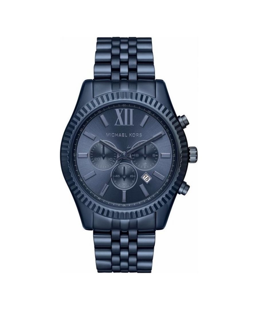 Het Michael Kors MK8480 Lexington-herenhorloge met zwarte, roestvrijstalen band heeft een chronograaf met datumfunctie. Blauwe roestvrijstalen kast en band. Vaste blauwe bezel. Blauwe wijzerplaat met blauwe wijzers. EAN 0796483256545