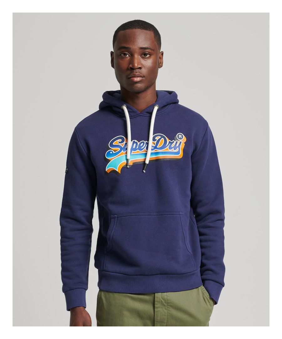 We love to bring that sunny spirit of vintage fashion into our branding. Inspired by the classic holiday aesthetic, this nostalgic hoodie design always goes well with jeans, and it's a great choice for your next day-to-day casual staple.Relaxed fit – the classic Superdry fit. Not too slim, not too loose, just right. Go for your normal sizeDrawcord-adjustable hoodLong sleevesRibbed trimsPrinted graphicFront pouch pocketSignature Superdry patch