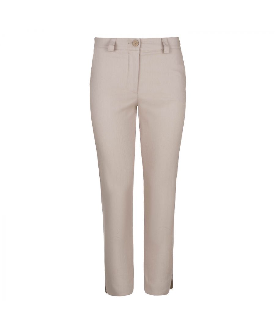These 7/8 length crop pants are crafted in beige stretch denim style fabric. There is a 5cm waistband with belt loops in the same fabric. The pants fasten in the front with a white button in natural material and white concealed zip. There are diagonal slit pockets at the sides. On the outer side of the hem, there is a rounded slit. These pants are eco-friendly.