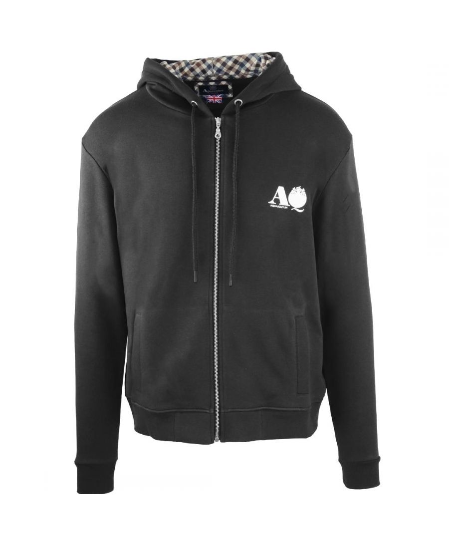 Aquascutum AQ-logo zwarte hoodie met rits. Aquascutum AQ-logo zwarte hoodie met rits. Capuchon gevoerd met kenmerkend ruitje. Trui van 100% katoen, groot Waterfield-logo op de achterkant. Normale pasvorm, valt normaal qua maat, model FAI005 99. Elastische zoom en manchetten