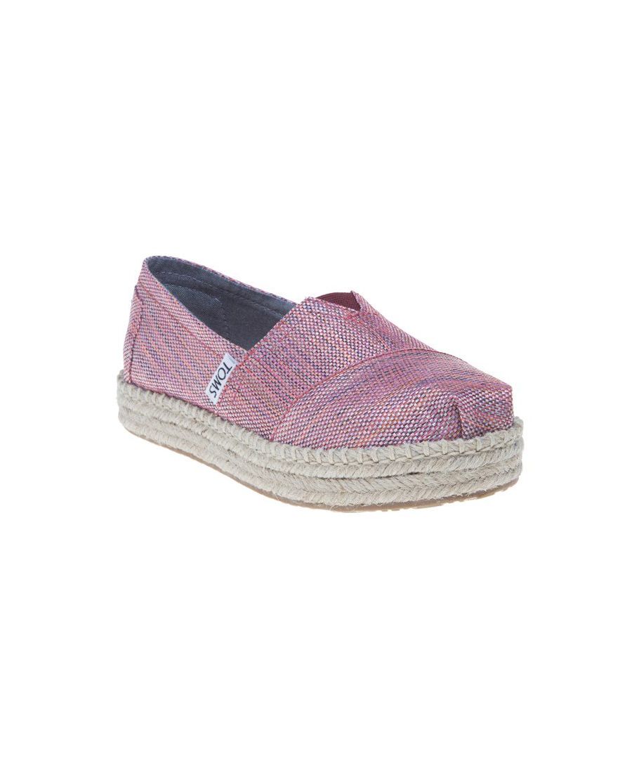 Voeg wat sprankeling toe aan de look van je kleintje met de Platform Alpagarta espadrilles voor baby's van TOMS. De glinsterende metallic roze instapper heeft ook een gewatteerde schuimrubberen binnenzool voor ultiem comfort.