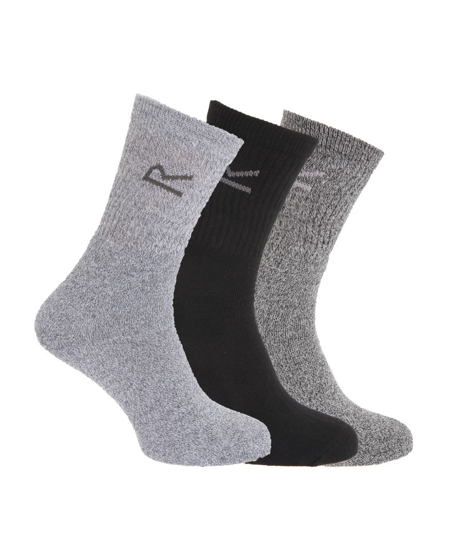 De herensokken voor dagelijks gebruik, gebreid van een katoenen mixgaren met een mergeleffect en een contrasterende manchet Drie paren per verpakking 40% Katoen, 40% Polyester, 15% Polyamide, 5% Elastaan.