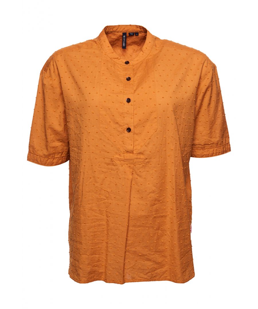 De Dry-blouse met Henley-kraag in gelimiteerde oplage is een klassieke blouse met een bohopasvorm en geeft je een festivalvibe. Voorzien van een sluiting met knopen van ivoriet.Gelimiteerde oplageHenley-kraagKorte mouwenKnoopsluitingGeborduurd logo