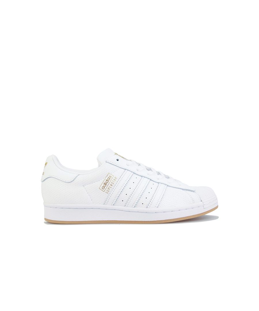 Mens adidas Originals Superstar Trainers in white gold.- Leather upper.- Lace closure.- Padded collar and tongue.- Contrast 3-Stripes to sides with foil print adidas Superstar wordmark.- Printed Trefoil logo on tongue.- Contrast heel patch with foil print Trefoil logo.- Synthetic leather lining to heel.- Comfortable textile lining.- Cushioned sockliner.- Herringbone-pattern rubber cupsole.- Leather and synthetic upper  Synthetic and textile lining  Synthetic sole.- REF: FW9905