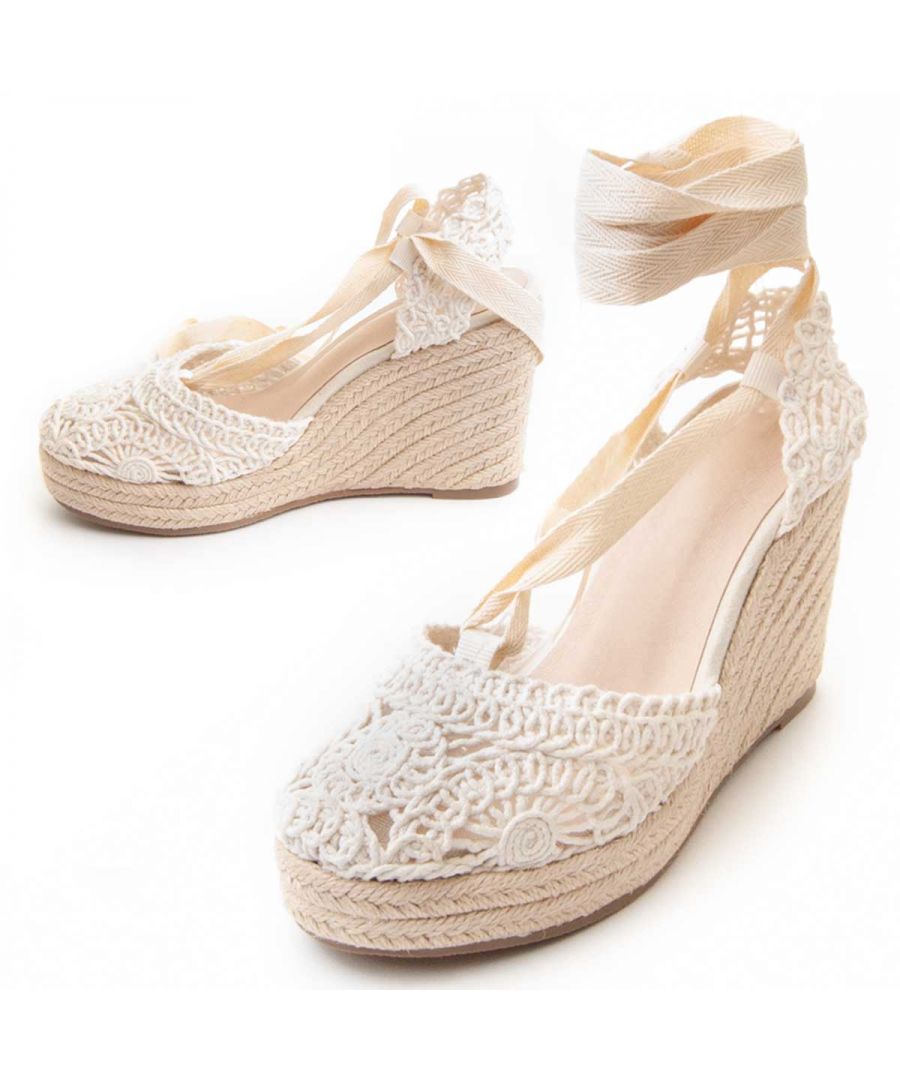 Esparto wedge for women. Comfortable sock. Natural leather padded template. Non -slip rubber sole. Reinforced sewing. Capsule collection in collaboration with the brand.
