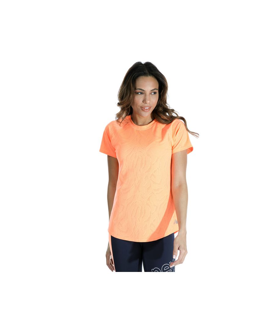 New Balance QSPD Fuel Jacquard T-shirt voor dames in oranje. – Ronde hals. – Korte mouwen. – Sneldrogende NB ICEX-technologie. – Lichtgewicht vochtafvoerend en ademend gerecycled jacquardtricot-materiaal. – Uitgesneden detail op de rug. – Ronde zoom met zijsplitten. – 73% polyester, 27% elastaan. Machinewasbaar. – Ref: WT11278CPU
