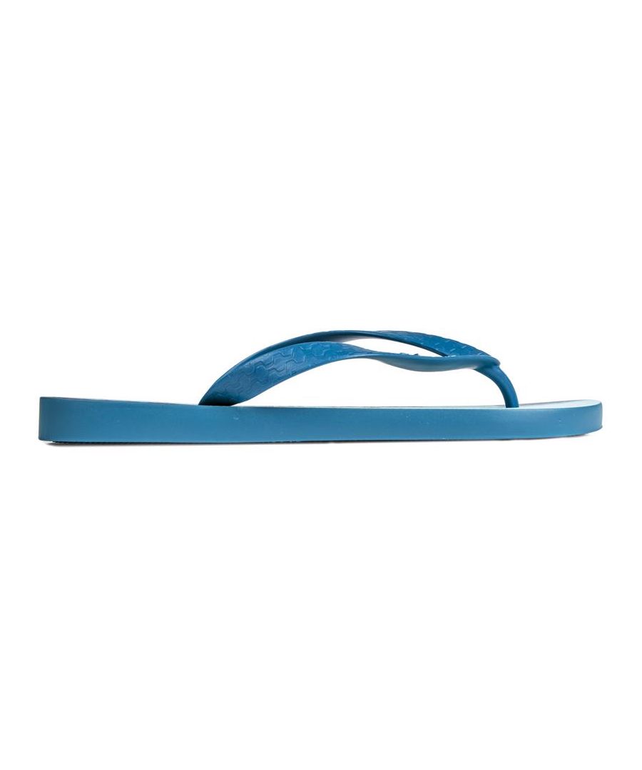 Deze iconische en trendy teenslippers Classic Summer van Ipanema Brazil voldoen aan alle eisen. Gemaakt met veganistisch. milieuvriendelijke materialen en 100% recyclebaar. dit stijlvolle ontwerp in glanzend turkoois heeft reliëf en gemerkte teenbandjes. Ze zijn geweldig voor op het strand. relaxte dagen in de spa of voor uw wellnessbehandeling. Goed voelen. er goed uitzien.