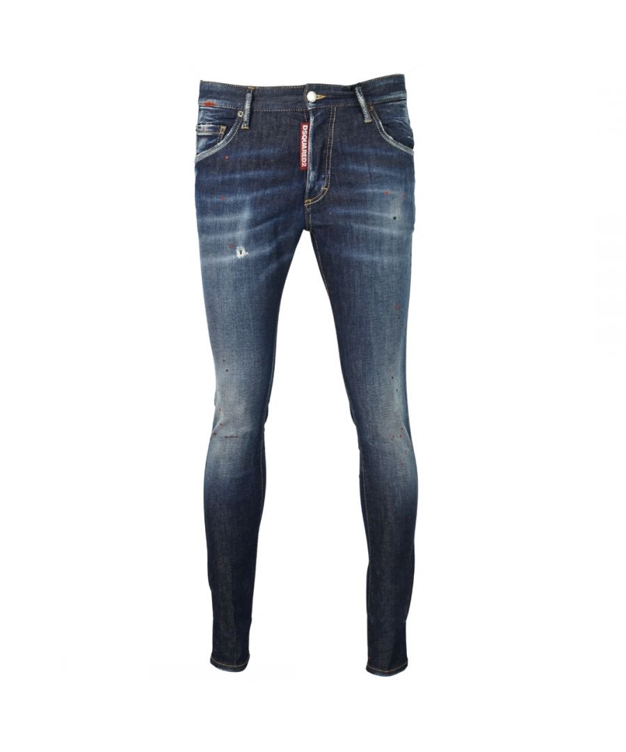 Dsquared2 jeans met groot Skinny Dan Jean-label en verfspetters. Skinny Dan Jean S74LB0832 S30385 470. Stretchdenim 98% katoen, 2% elastaan. Knoopgulp, slanke pasvorm met taps toelopende pijpen. Detail van verfspetters, kenmerkend groot, rood D2-label. Gemaakt in Italië