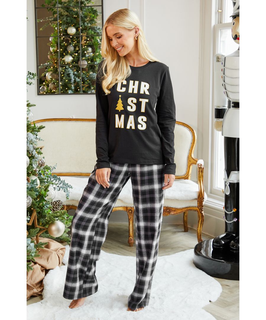Get in the festive spirit with this cotton loungewear set, part of the Threadbare family range. The set features a long sleeve top with Christmas text in gold foil and check flannel bottoms with elasticated waist, drawcord, and pockets. This set is super comfortable and perfect for lounging at home or bedtime. Matching mens and kids styles are available.