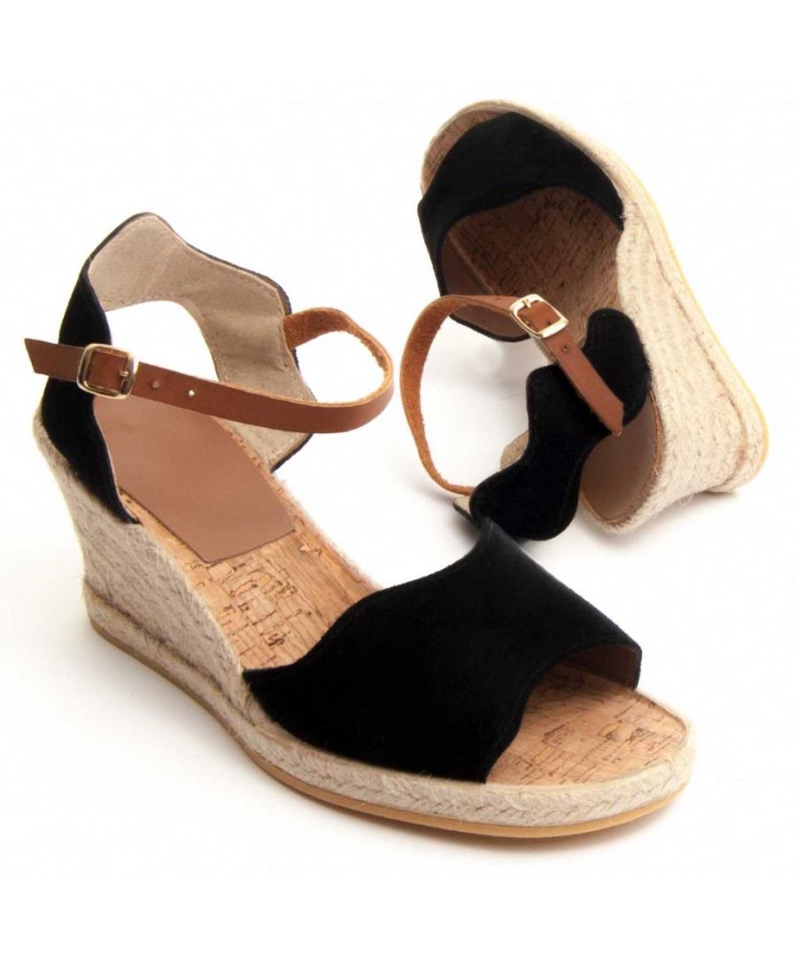We unite tradition and design in these unique espadrilles perfect for spring and summer, for a special occasion or for day to day because they provide excellent comfort. Manufactured in a handcrafted leather, esparto grass and textile. The leather is free of chromium VI. Natural cork wedge that provides comfort. The sole is rubber anti-slip. Manufactured in Spain. Low carbon footprint. Wedge of 6 centimetres and platform of 1 centimetre to achieve greater comfort.