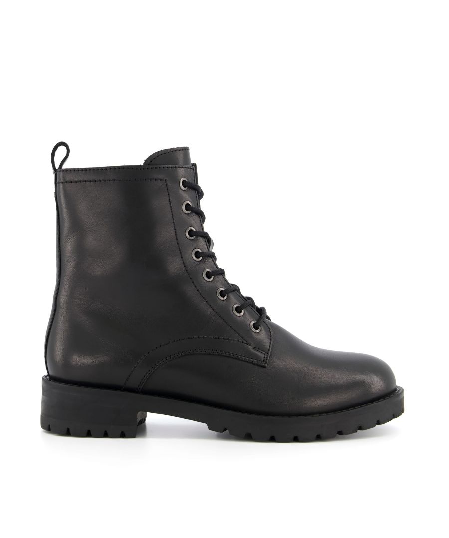 No off-duty wardrobe is complete without a pair of ankle boots. This lace-up style is crafted from soft matte leather to ensure both comfort and durability. Suitable for all seasons.