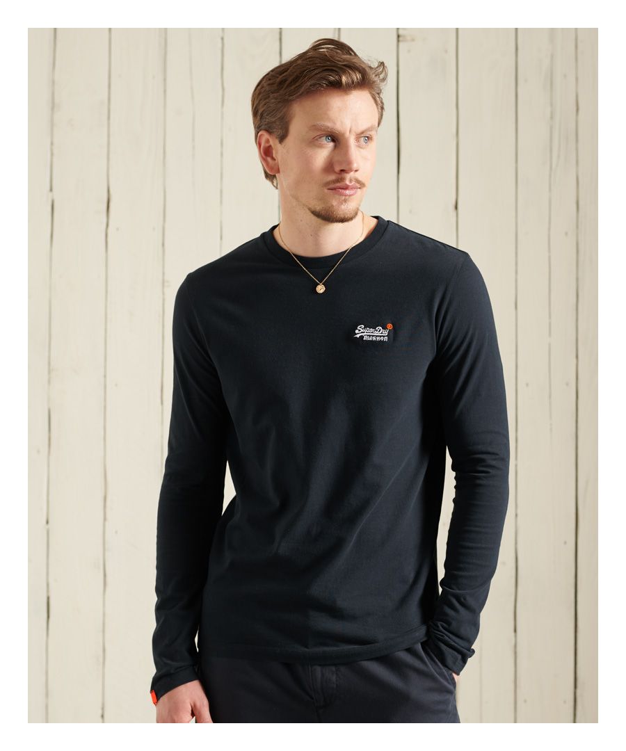 Superdry men’s Vintage embroidery long sleeve t-shirt from the Orange Label range. A classic long sleeve t-shirt featuring an embroidered version of the iconic Superdry logo on the chest and finished with a Superdry logo tab on the cuff. Team this with a pair of skinnies for an effortless yet stylish look.Made with Organic Cotton - Made using cotton grown using organic farming methods which minimise water usage and eliminate pesticides, maximising soil health and farmer livelihoods.