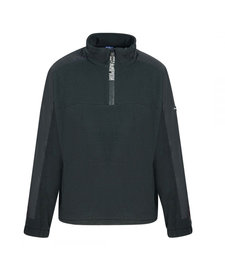 Champion Block Tape Logo zwart fleece sweatshirt. Kampioen zwarte trui. Merklogo op ritssluiting. 100% Polyester. Elastische mouw- en taille-uiteinden. Productcode - 213556 KK001