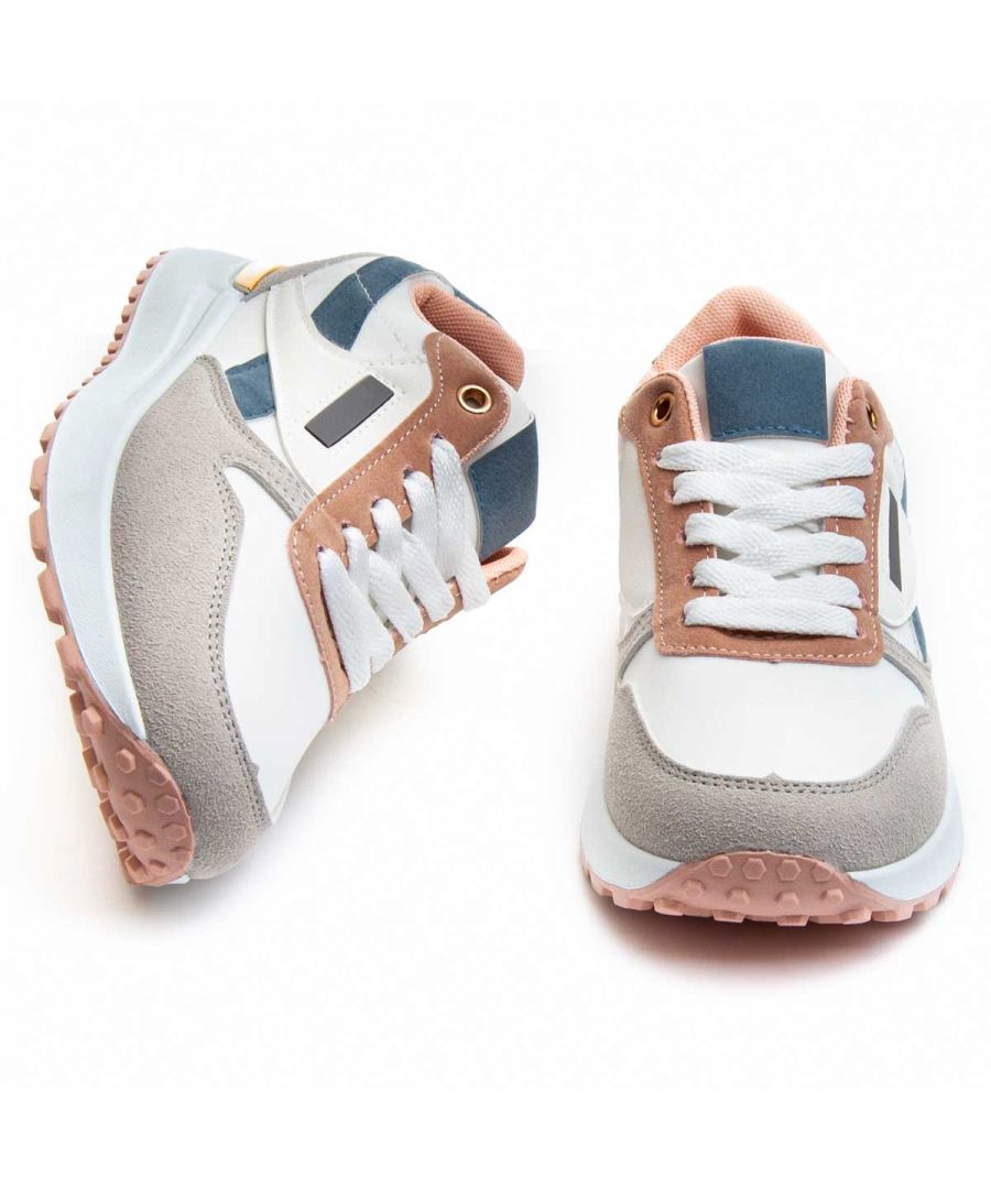 Light and comfortable sneaker for women. Padded ankle for more comfort. Folding with cord closure. Non-slip sewn sole to avoid slippage with air chamber that cushions the tread. Removable padding. Comfortable and flexible material that adapts to the shape of the foot. Doubly reinforced with anterior and posterior buttress for greater durability.