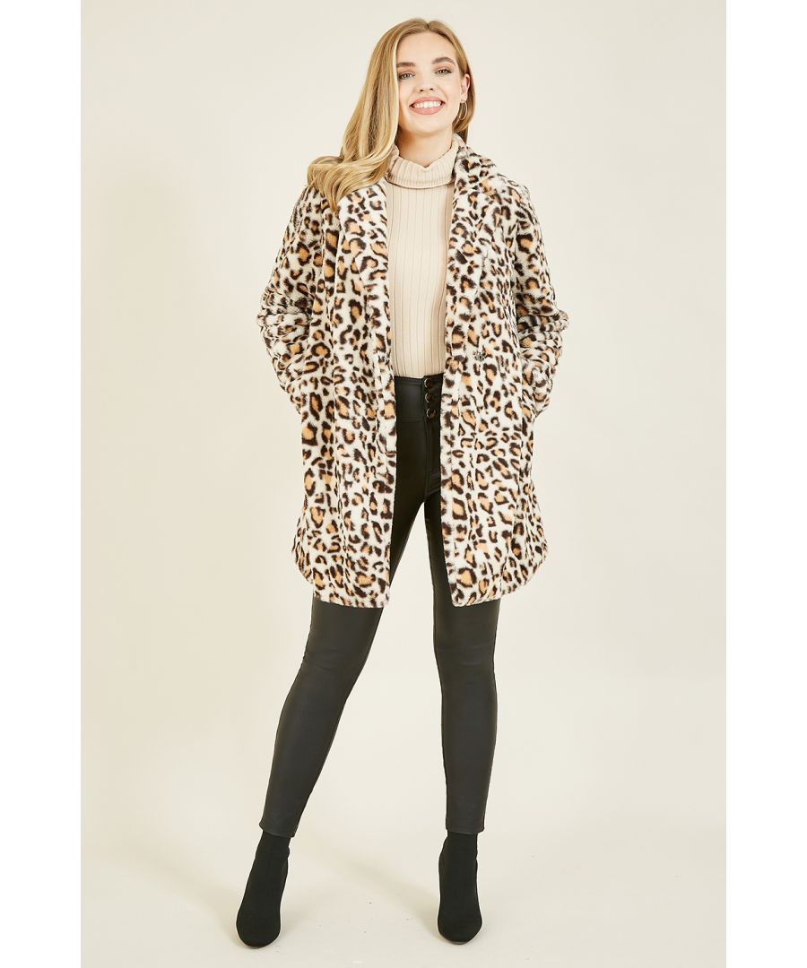 Wrap up in style this season in this Yumi Lux Snow Leopard Print Faux Fur Coat. A super soft, warm and cosy style statement, this stunning coat comes in a striking ivory with a collar, invisible fastening and an all-over leopard print pattern.