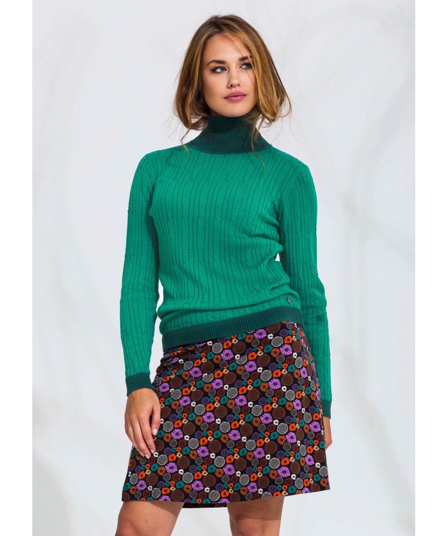 Donkerbruin klokvormige rok met kleurrijke en speelse bloemenprint.