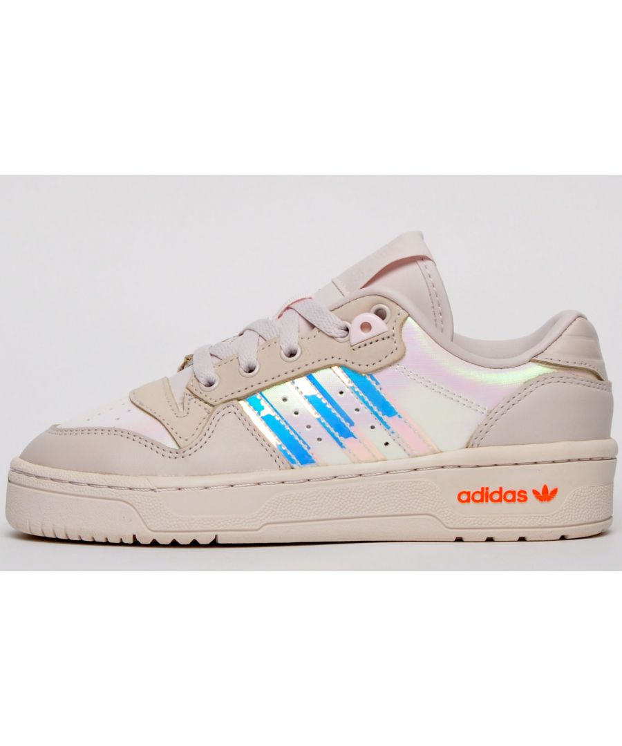 De Adidas Rivalry Low is geïnspireerd op basketbaltrainers uit de jaren 80 en wordt geüpdatet met moderne, trendy looks gemengd met klassieke Adidas-stijl. Met iriserend bovenwerk met leren overlays met neonkleuren en sterke merkdetails met een res