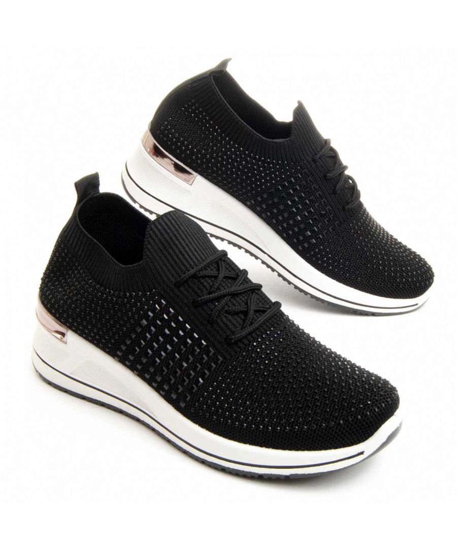Light and comfortable sneaker for women. Padded ankle for more comfort. Non-slip -sewn sole to avoid slippage. Comfortable and flexible material that adapts to the shape of the foot. Doubly reinforced for greater durability.