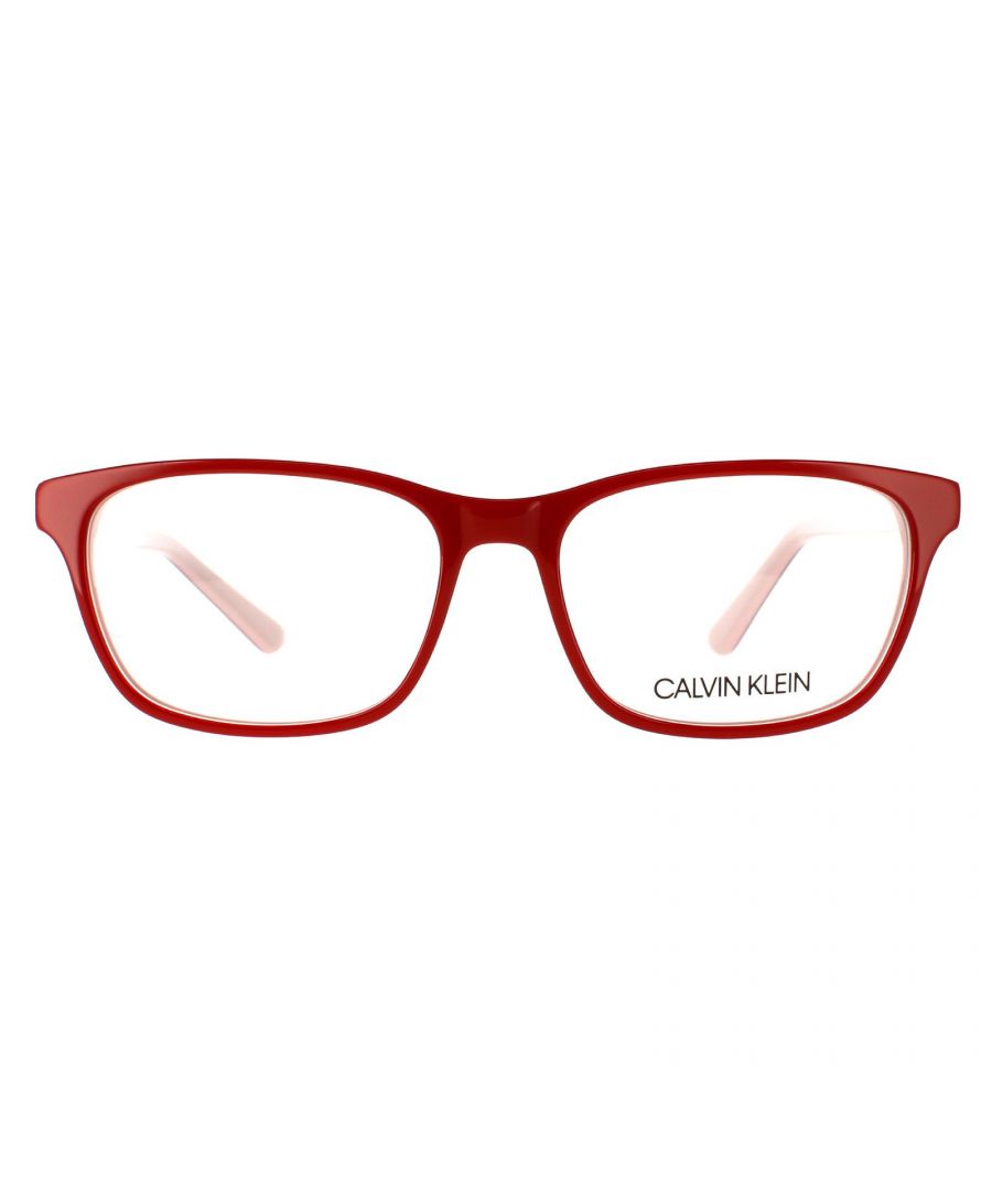 Calvin Klein bril CK18515 610 Rood op blush vrouwen zijn een rechthoekige stijl gemaakt van lichtgewicht acetaat. Ze zijn verfraaid met het Calvin Klein -logo op de tempels voor merkauthenticiteit