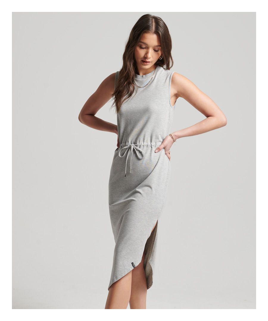 Deze prachtige eendelige jurk is moeiteloos verfijnd. Gemakkelijk te dragen en esthetisch minimalistisch. Het is een ideale keuze voor de avonden waarop je een subtiele maar opvallende stijl wilt belichamen.Ronde halsMouwloos ontwerpMet trekkoord verstelbare tailleSplit aan het linkerbeenKenmerkend Superdry-label