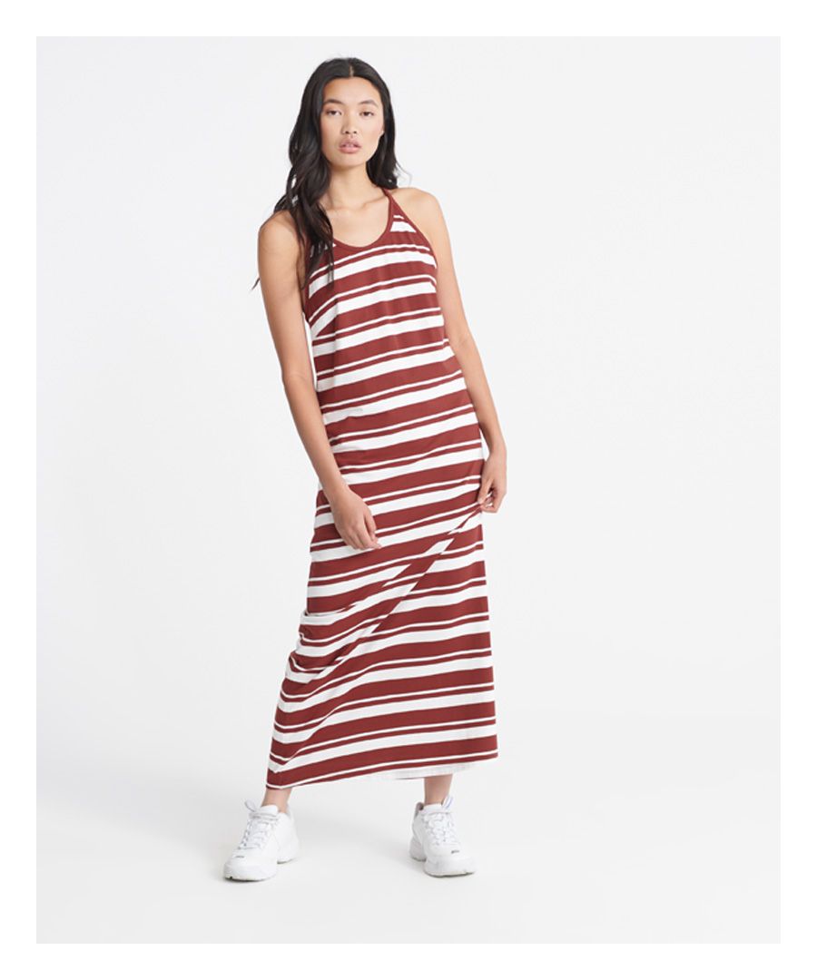 Superdry Summer Stripe maxi-jurk. Deze volledig gestreepte maxi-jurk heeft een achterkant in racerstijl met gehaakte details en spaghettibandjes. Afgewerkt met een Superdry-logolabel op de zoom.