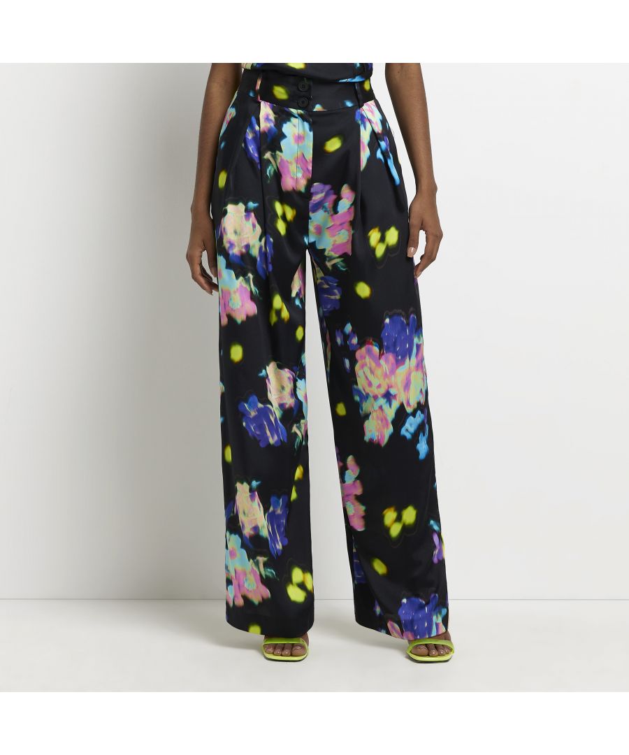 > Brand: River Island> Department: Women> Colour: Black> Type: Trousers> Style: Wide Leg> Material Composition: 100% Polyester> Material: Polyester> Size Type: Regular> Leg Style: Wide-Leg> Occasion: Casual> Pattern: Floral> Season: AW22> Closure: Button