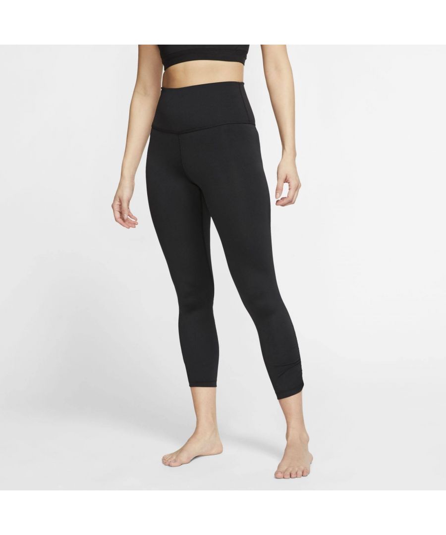 The high-waisted design includes a hidden pocket. Dri-FIT Technology moves sweat from your skin for quicker evaporation, helping you stay dry and comfortable. Stretchy fabric is ruched at the back of the calves. The high-rise waistband has a hidden pocket to hold small essentials. Tight fit for a body-hugging feel.