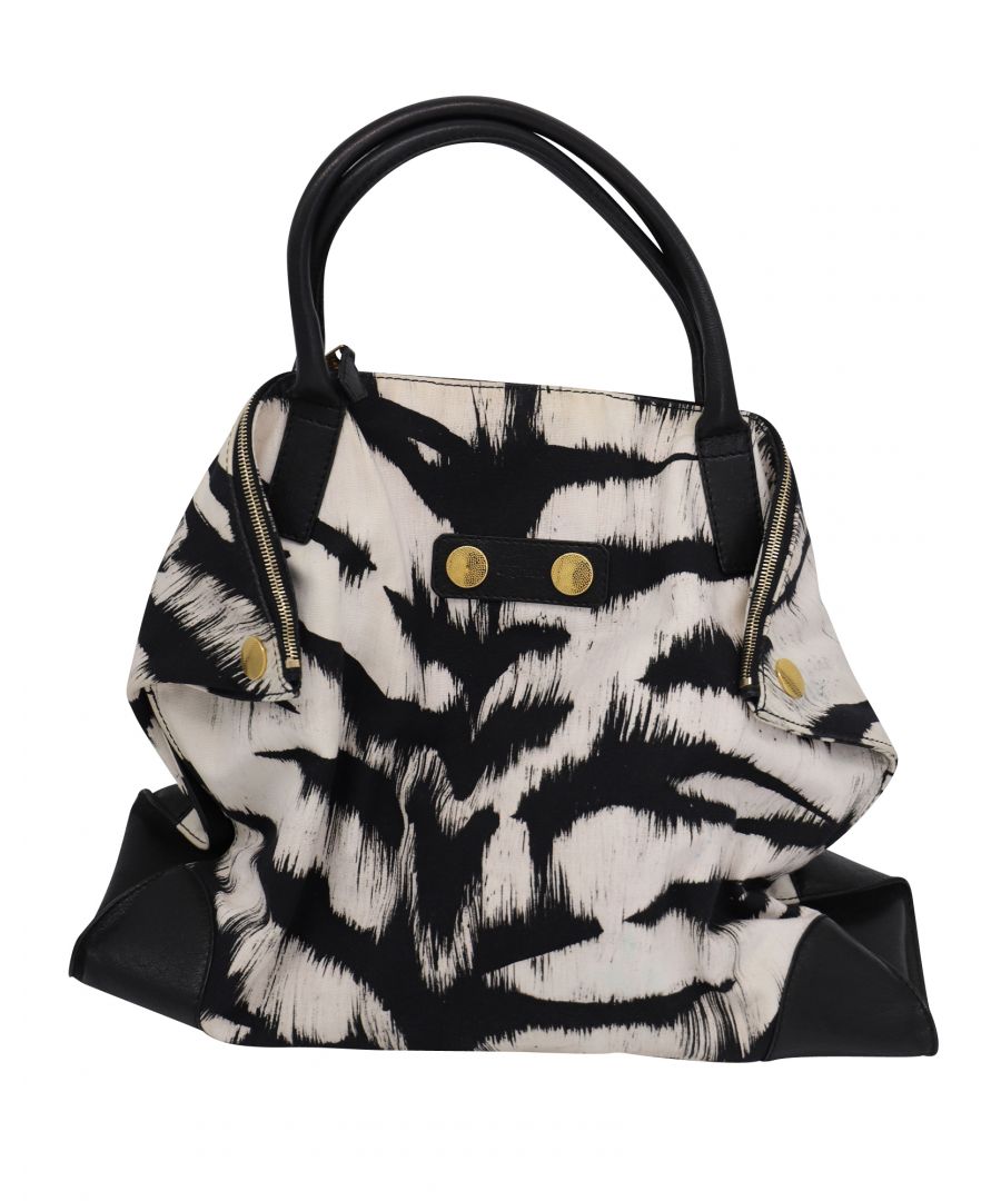 VINTAGE, RRP AS NEW\nThis Alexander McQueen tote bag is just what your everyday ensemble needs. Features a large canvas with white tiger print all over, with leather trimmings, and a butterfly style. Will definitely add a statement to any outfit!\n\nAlexander McQueen Large Tote Bag in Animal Print Cotton\nColor: Animal print\nMaterial: Cotton\nCondition: Very good, with minimal stain at the bottom, with dust bag\nSize: One size\nSign of wear: Yes\nSKU: 94381