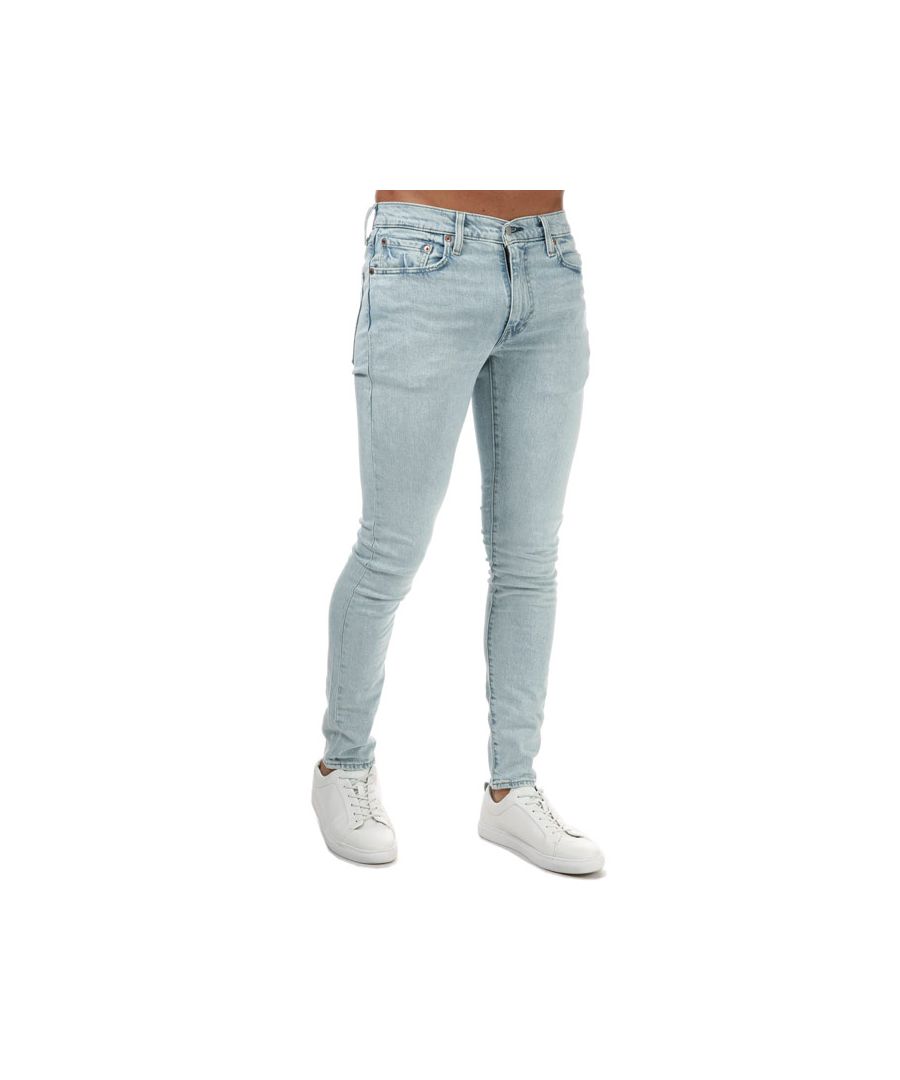 Levi's™ Eat the Popcorn skinny jeans met taps toelopende pijpen voor heren, lichtblauw.<br /><br />Skinny jeans met extra stretch voor ultiem comfort. Ontworpen met Levi's™s Flex Advanced Stretch-technologie voor maximaal comfort en flexibiliteit.<br /><br />- Klassieke stijl met 5 zakken.<br />- Ritssluiting met knoop.<br />- Valt onder de taille.<br />- Slank op zitvlak en dij.<br />- Extreem strakke pijp.<br />- Smalle pijpopening.<br />- Korte binnenbeenlengte ca. 76 cm, normale binnenbeenlengte ca. 81 cm, lange binnenbeenlengte ca. 86 cm. <br />- 68% katoen 31% TENCEL Lyocell 1% elastaan. Wasmachinebestendig.<br />- Ref: 84558-0062<br /><br />De afmetingen zijn slechts bedoeld als richtlijn.
