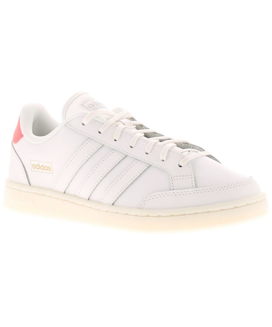 Womens adidas Grand Court SE Trainers in white pink.- Leather upper with satin tongue and heel patch.  - Lace closure. - Cloudfoam Comfort sockliner. - Metallic adidas details.- Cushioned feel.- Regular fit.- Rubber cupsole. - Leather upper  Textile lining  Synthetic sole. - Ref.: FW6666