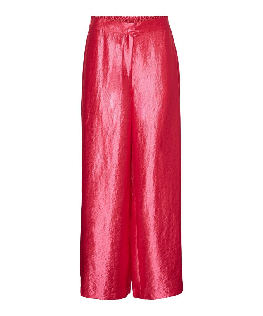 Deze wide leg fit broek voor dames van VERO MODA is gemaakt van een polyestermix. Het model heeft een elastische inzet.details van deze broek:•  stijlnaam: VMKAE